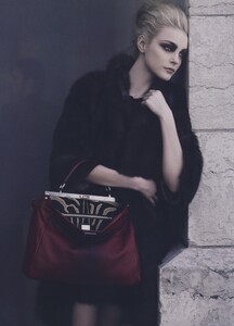 Lagerfeld_Fendi_Fall_Winter_2009_10_07.thumb.jpg.7657652371a6673f6b1f8f9a5fad1d3d.jpg