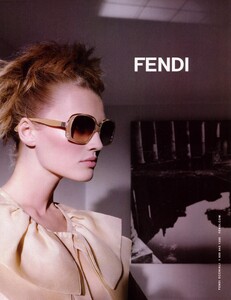 Lagerfeld_Fendi_Spring_Summer_2009_06.thumb.jpg.aa610120ac53d63c1961529defb77e36.jpg