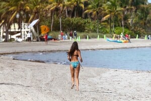 Lais_Ribeiro_in_bikinis_during_a_photoshoot_in_Miami_Beach_02-09-2024__15_.jpg