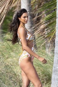 Lais_Ribeiro_in_bikinis_during_a_photoshoot_in_Miami_Beach_02-09-2024__23_.jpg