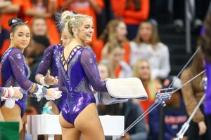 LivvyDunne-BarstoolSports2024_05_02.thumb.jpg.b3d93341fee3a1cc9945dda6d1a5efd8.jpg