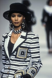 LouisFeraud1994HauteCoutureSS12.thumb.jpg.a310215b003cc61edbfb9710bbe4414c.jpg