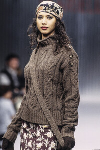 MariellaBurani1994WomenFW27.thumb.jpg.d24042ed2e1fb37fa3b4b564654693a2.jpg