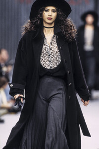 MariellaBurani1994WomenFW51.thumb.jpg.b35127cae5e9716589792fc4a35706d2.jpg