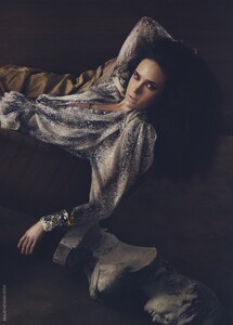 Meisel_Balenciaga_Fall_Winter_2009_10_04.thumb.jpg.2d0945a0ff3bdbe2b296bd883a842eae.jpg