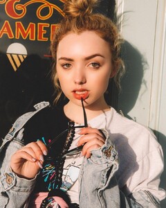 Peyton-List_PicturePub-001~0.jpg