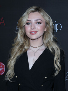 Peyton_List_28129_28129~0.jpg