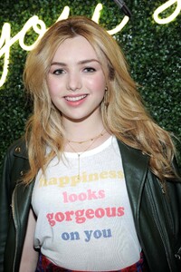 Peyton_List_28229~0.jpg