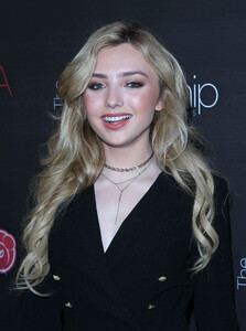 Peyton_List_28229_28129~0.jpg