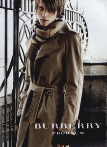 Testino_Burberry_Fall_Winter_2009_10_01.thumb.jpg.6b8387956e9003c7f0abff33be620f64.jpg