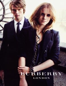 Testino_Burberry_Fall_Winter_2009_10_04.thumb.jpg.3f6e851289b451b2131740d6a9f6bba4.jpg