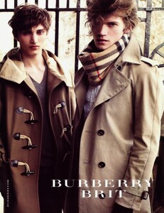 Testino_Burberry_Fall_Winter_2009_10_05.thumb.jpg.efc2ecc2cb6e663dc80ffba2fe67f647.jpg