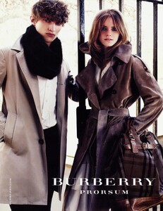 Testino_Burberry_Fall_Winter_2009_10_06.thumb.jpg.3ec876493a2142a22ded695a920ce102.jpg