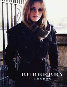 Testino_Burberry_Fall_Winter_2009_10_10.thumb.jpg.e17cc493908a140a72c015b1a277d965.jpg