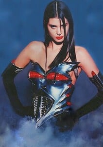 Thierry_Mugler_Nika_Balfour_01.thumb.jpg.c0ef29700a02d15451fc619b64a8c50e.jpg