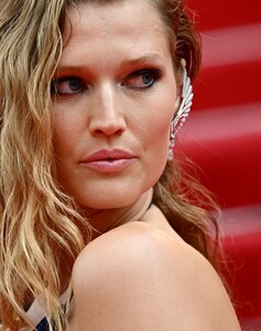 اطلالة Toni Garrn بمكياج سموكي مات.jpg