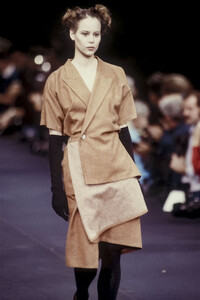 YohjiYamamoto1988WomenRTW19.thumb.jpg.399d46e426c5af9f75e1994e3b4df5b4.jpg