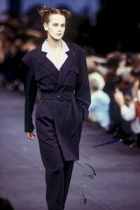 YohjiYamamoto1988WomenRTW4.thumb.jpg.04963b9391780e8eb9f285287eabf613.jpg