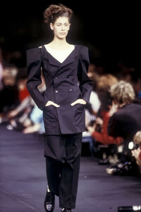 YohjiYamamoto1988WomenRTW8.thumb.jpg.cd405429ed828274de7adc13bf7e2fab.jpg