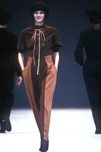 YohjiYamamoto1989WomenRTW2.thumb.jpg.0cbf05c267e98787c075ee4c7f75d99f.jpg