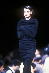 YohjiYamamoto1990WomenRTW23.thumb.jpg.286d9f51695b43fb6b52300809d2178a.jpg