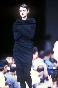 YohjiYamamoto1990WomenRTW46.thumb.jpg.7c88c1ae47dba9fae46049afddd7c687.jpg