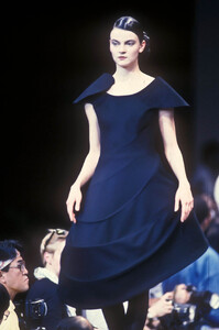 YohjiYamamoto1990WomenRTW48.thumb.jpg.024d7d61263e8ff1edd95e58991dcbd9.jpg