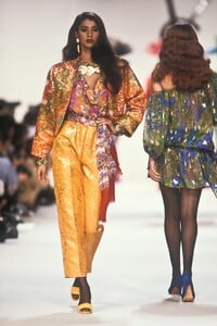 YvesSaintLaurent1990WomenRTW277.thumb.jpg.c938fa592c1752c32f8aa20177d43840.jpg