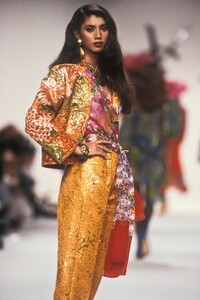 YvesSaintLaurent1990WomenRTW278.thumb.jpg.ab56fffa6384746240b31de844e02fb6.jpg