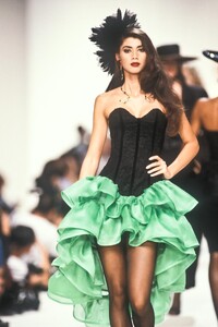 YvesSaintLaurent1990WomenRTW407.thumb.jpg.8bbc63b227626feaf86a0f07139d51e6.jpg