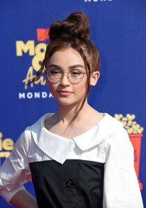 anna-cathcart-2019-mtv-movie-tv-awards-in-la-4.jpg