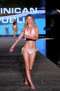 berkleigh-wright-walks-sports-illustrated-856113060.jpg