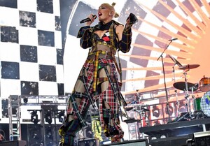 gwen-stefani-performing-at-the-coachella-in-indio-04-13-2024-1.jpg