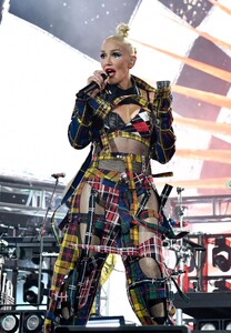 gwen-stefani-performing-at-the-coachella-in-indio-04-13-2024-3.jpg