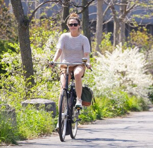 keri-russell-bike-ride-in-new-york-04-29-2024-1.jpg