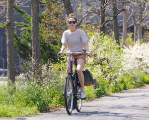 keri-russell-bike-ride-in-new-york-04-29-2024-2.jpg