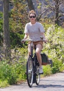 keri-russell-bike-ride-in-new-york-04-29-2024-4.jpg