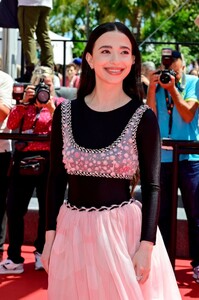 mikey-madison-at-anora-premiere-at-77th-cannes-film-festival-05-21-2024-2.jpg