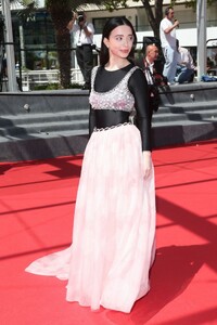 mikey-madison-at-anora-premiere-at-77th-cannes-film-festival-05-21-2024-6.jpg