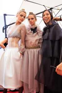 paris_couture_2023_chanel_backstage_acielle_006.thumb.jpg.e2be90a1c6701424c0b2c1434a0c7f8b.jpg