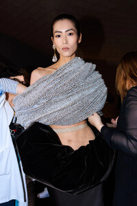 paris_couture_2023_schiaparelli_backstage_acielle_015.thumb.jpg.37eb6f0601d6790c685cfcf83d7c1089.jpg