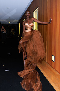 paris_couture_2023_schiaparelli_backstage_acielle_021.thumb.jpg.6b1e45154096e263b5385643cde825a5.jpg