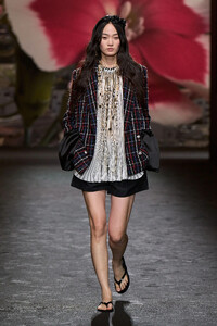 00006-chanel-spring-2024-ready-to-wear-credit-gorunway.thumb.jpg.dff5db07bd4daa63ce5a1add25c77343.jpg