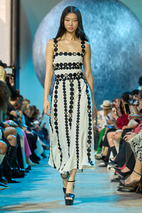00008-eliesaab-spring-2024-ready-to-wear-credit-gorunway.thumb.jpg.21f4a931db4e26c27bffd591a55fb5c7.jpg