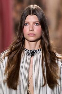 00009-chanel-spring-2024-ready-to-wear-details-credit-gorunway.thumb.jpg.ba4273966b4b60f3dc21bbb9b1e08aac.jpg