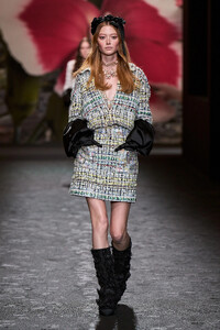 00013-chanel-spring-2024-ready-to-wear-credit-gorunway.thumb.jpg.7b114e52986cba4ff53f3faee9641d80.jpg