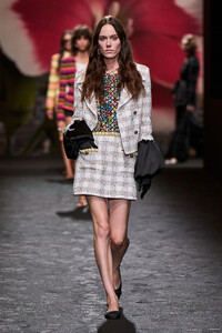 00014-chanel-spring-2024-ready-to-wear-credit-gorunway.thumb.jpg.3e6e4b1855afd32821d973c3cd0d8c3e.jpg