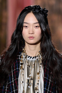00014-chanel-spring-2024-ready-to-wear-details-credit-gorunway.thumb.jpg.3de78b4c16157d73ab14368af6e9df6a.jpg