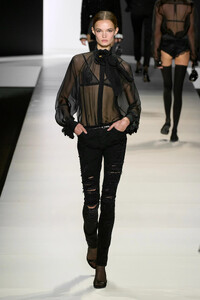 00014-dolce-and-gabbana-spring-2024-ready-to-wear-credit-gorunway(1).thumb.jpg.2aa5d50e7b5f5ab673958804b1e00b3f.jpg