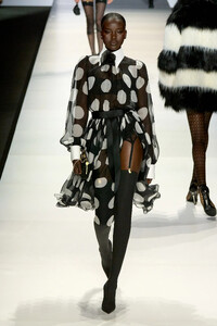 00017-dolce-and-gabbana-spring-2024-ready-to-wear-credit-gorunway.thumb.jpg.7c7e72a8742edcb82daf44b4de6346bc.jpg